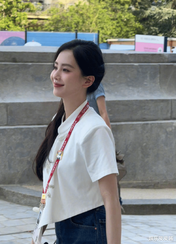 37岁刘诗诗现身巴黎,身穿新中式惊艳奥运赛场,吴奇隆真是好福气