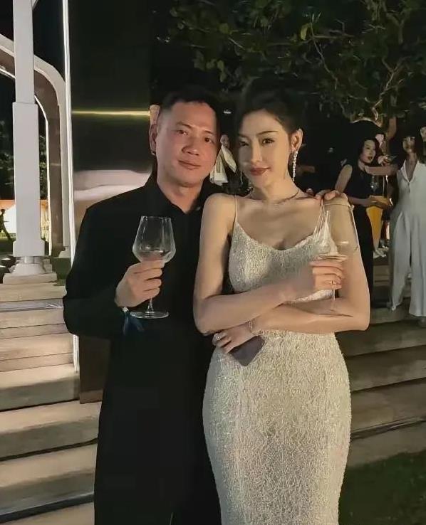 无滤镜现原形,热巴香肠嘴,高圆圆两层游泳圈,杨坤成行走的石像