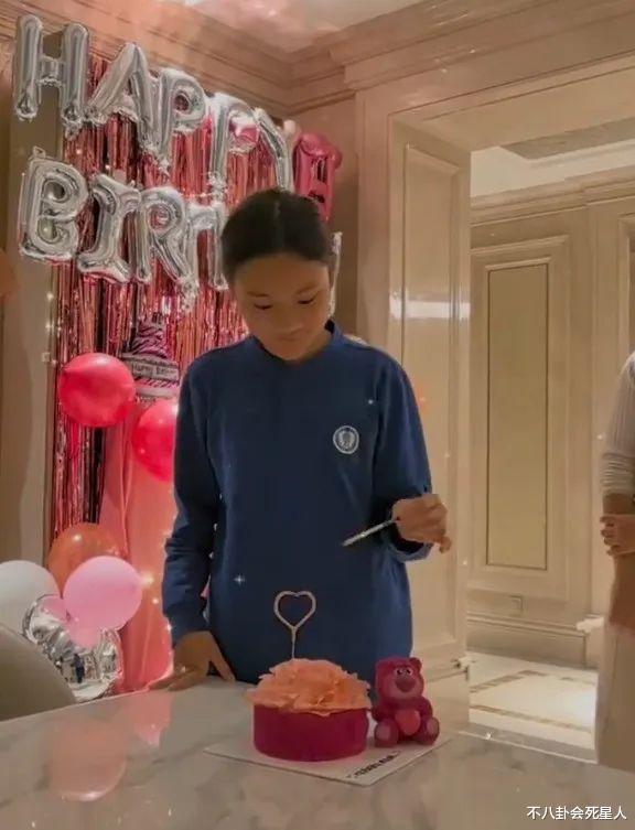 看了12岁甜馨的生日照，才知道“真名媛”不一定要靠奢侈品堆砌