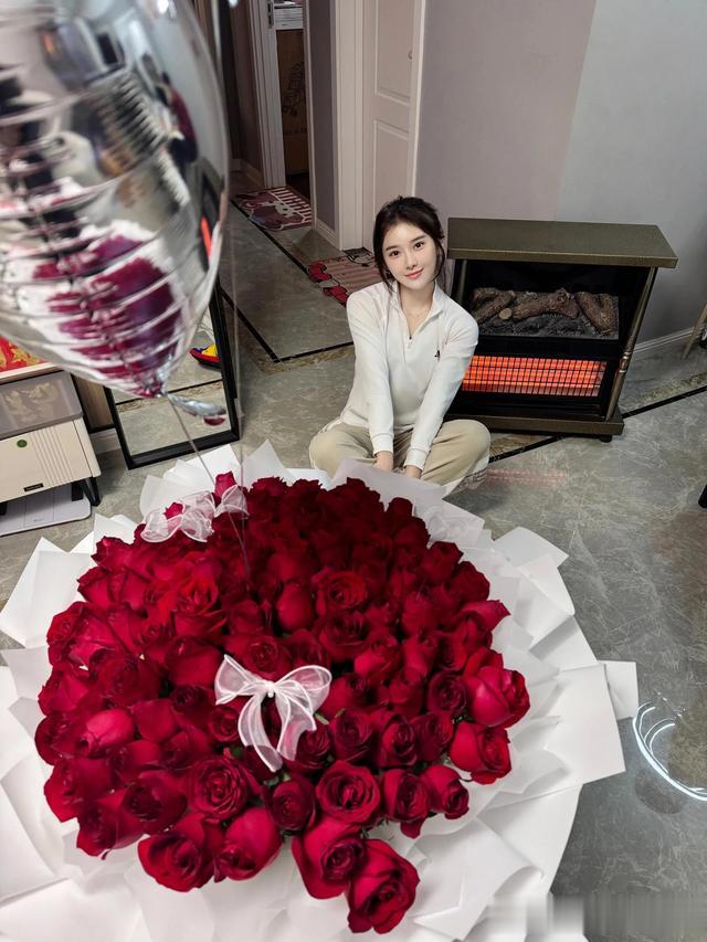 吴艳妮收到大束玫瑰 晒照秀恩爱，照片又瘦又美被指p过头了