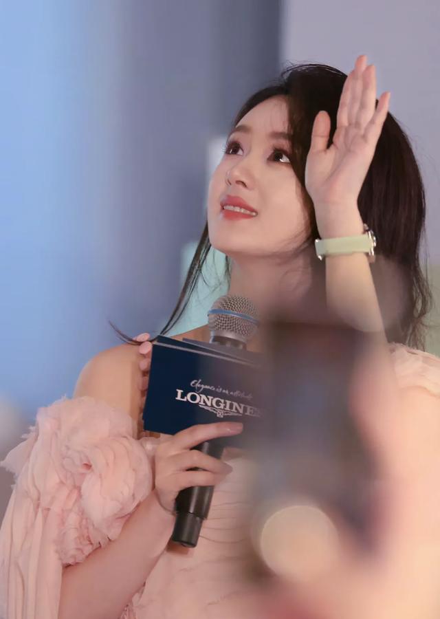 37岁赵丽颖惊艳现身广州品牌活动,简单大气,状态极佳,风采依旧