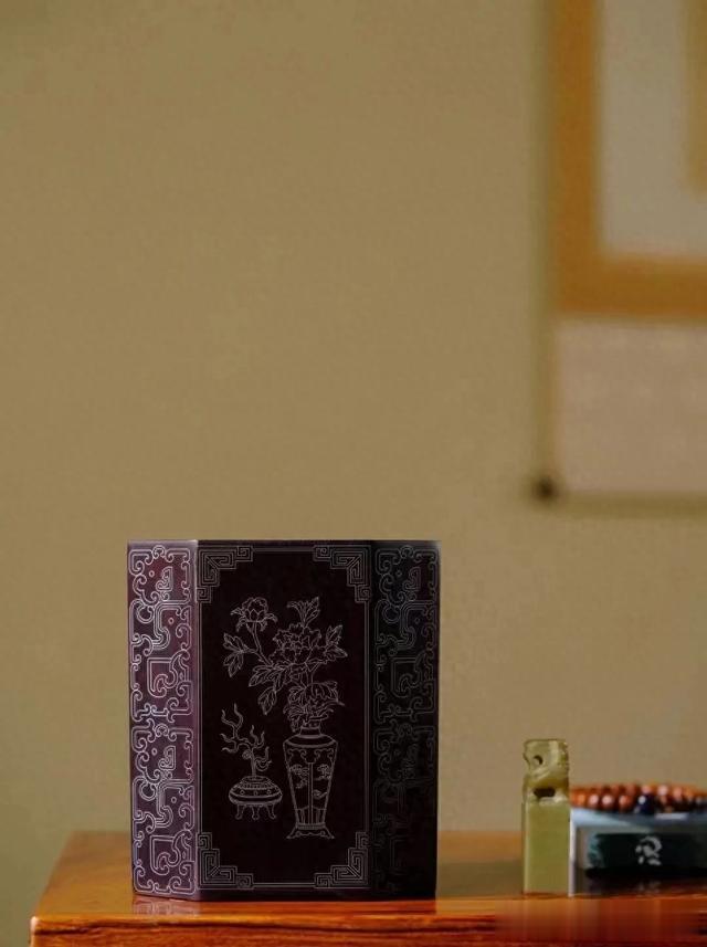 小叶紫檀嵌银丝 | 四季平安·笔筒
