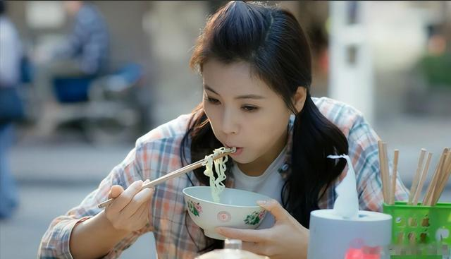 同样是演“吃盒饭”，把阮经天、海清和刘涛放在一起看，高下立判