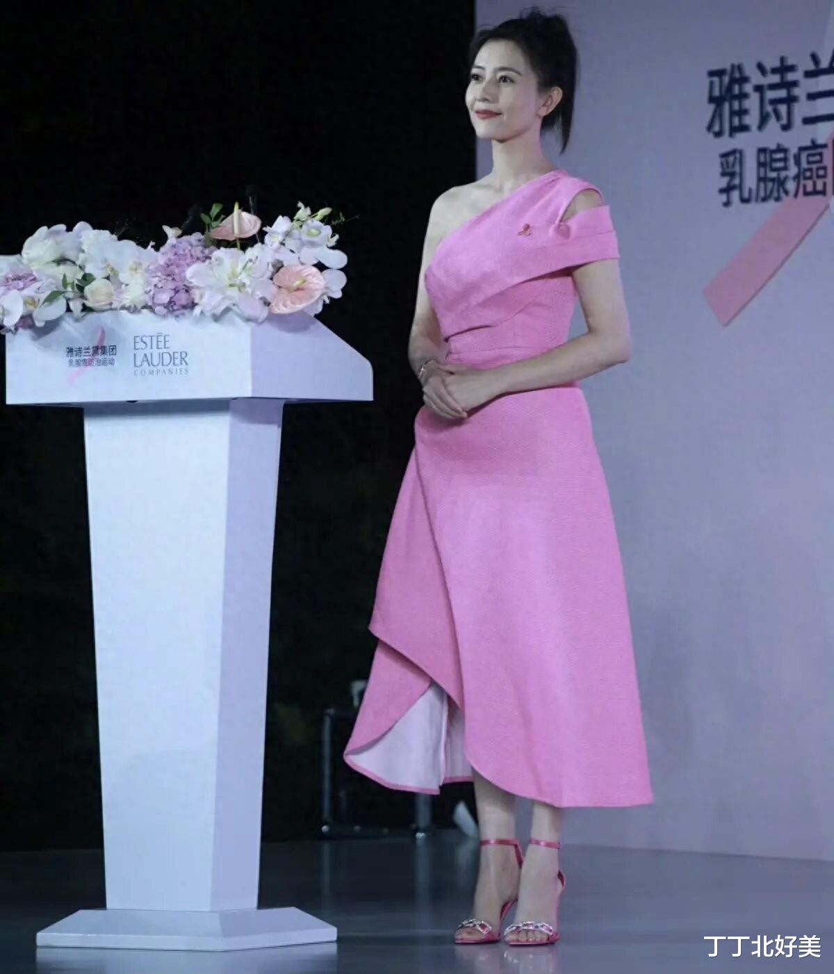 高圆圆大胆穿丝绒吊带裙，搭配微卷短发高级又惊艳，气场愈发强大