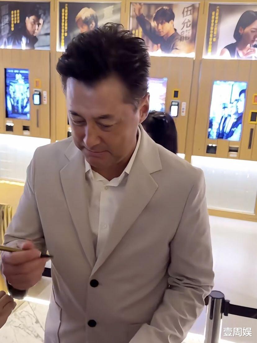 59岁王敏德罕见露面,西装革履越老越有型,网友:年轻时候老帅了