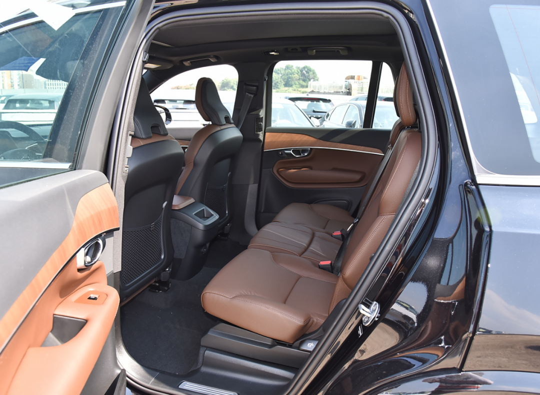 沃尔沃大7座SUV搞突袭，怒降32万，动力不输奥迪Q6