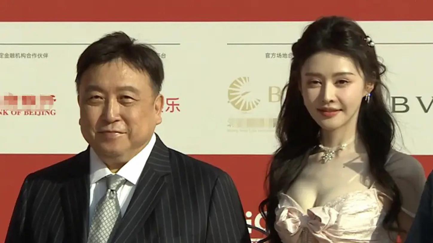 70岁“烂片之王”王晶，终于开始捧自己女儿，还下场拉踩周星驰