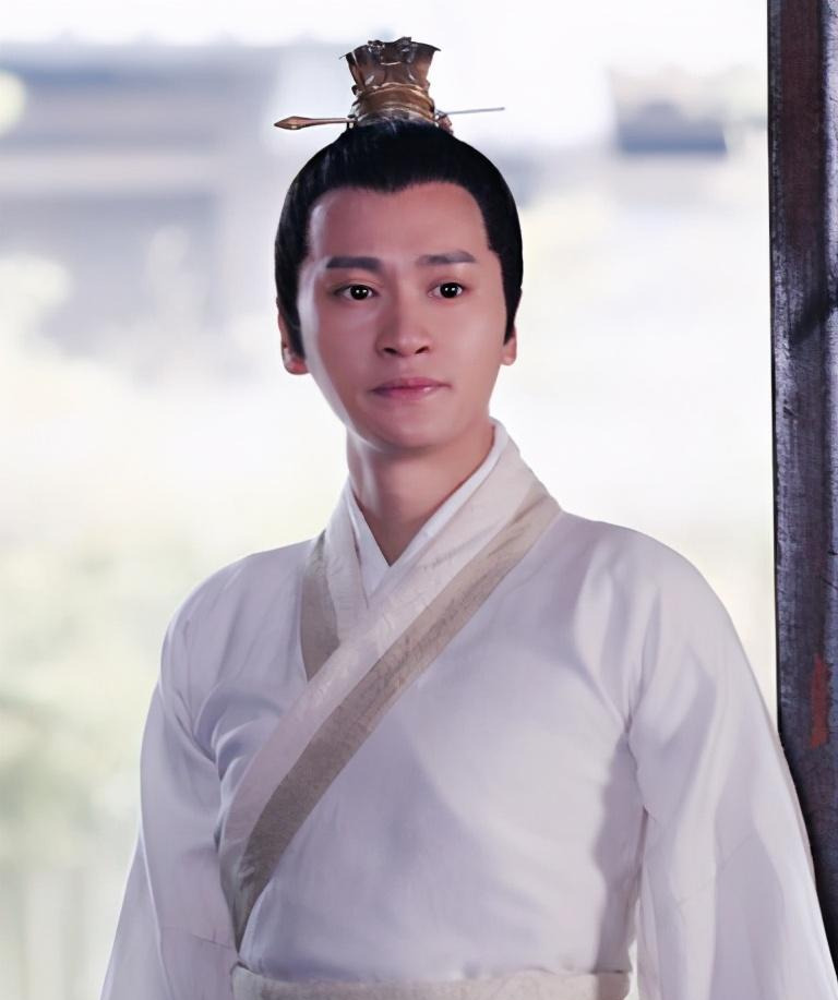 其中郭晓然是王凯的大学校友,虽然他一直不温不火,但王凯走哪里都带着