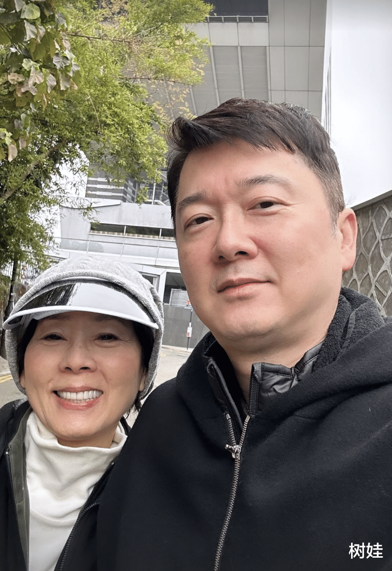 刘銮雄与杨受成外甥合照，戴对方品牌眼镜出镜，两鬓已全白仍精神