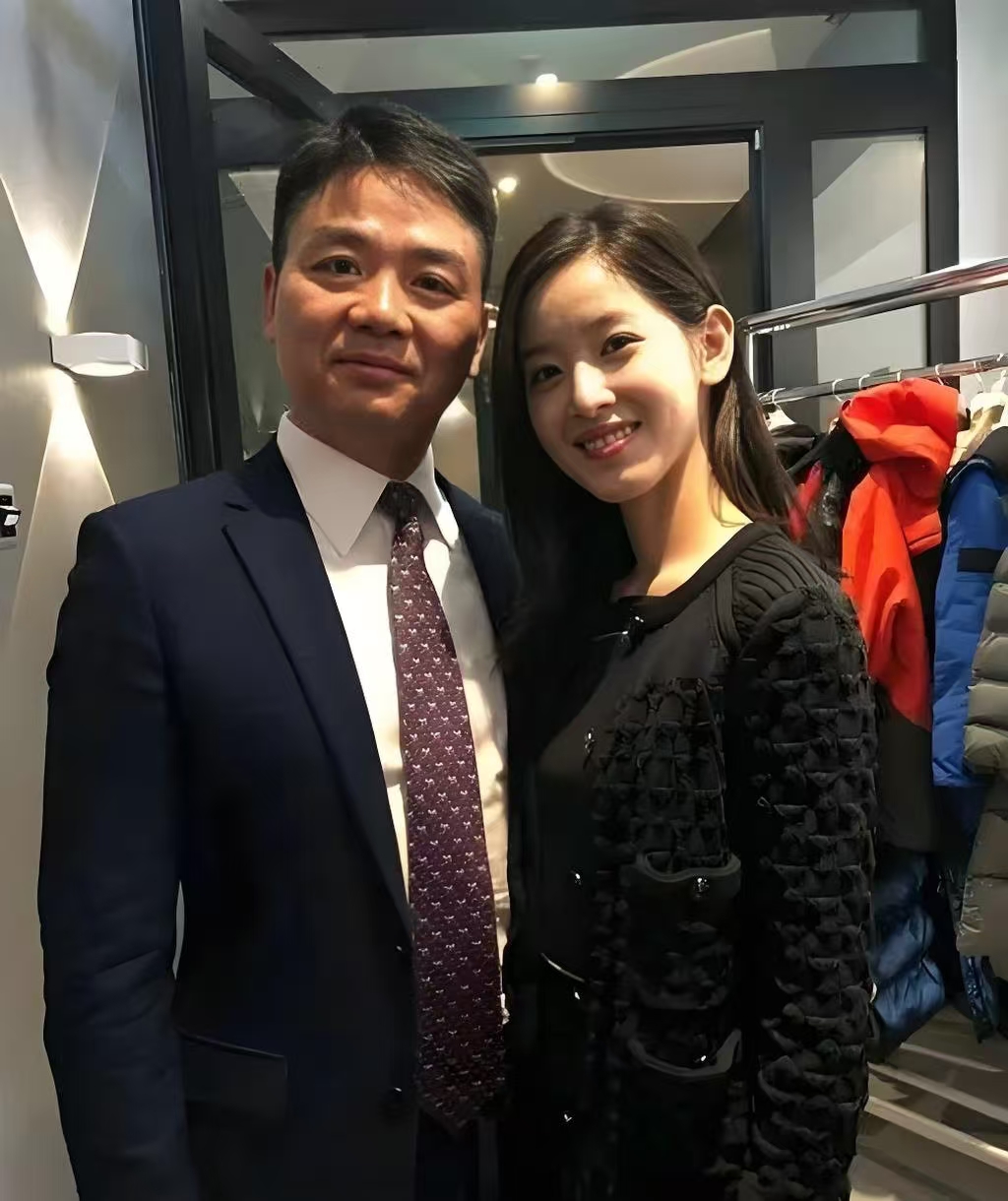 结婚9年后,再看刘强东与章泽天现状,才知老夫少妻弊端早已显现