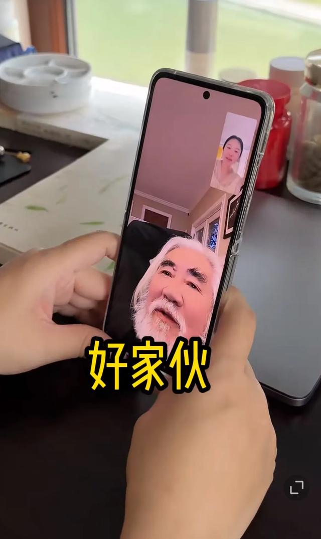 当爷爷的年纪当爸爸!73岁张纪中为孕妻涂妊娠油按摩,评论笑死