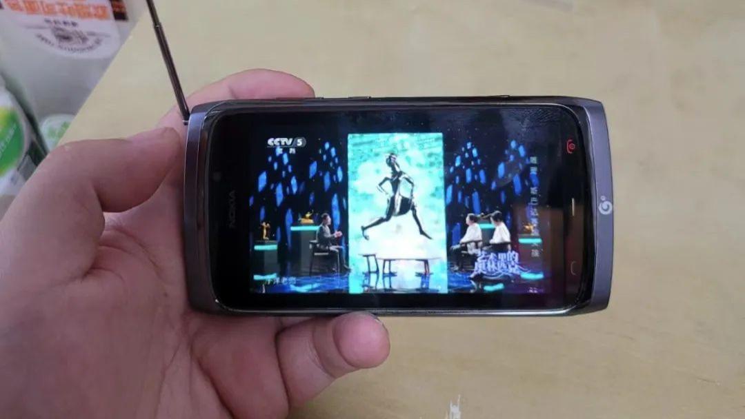 69元的诺基亚塞班手机，4寸大屏免费看电视，还自带天线