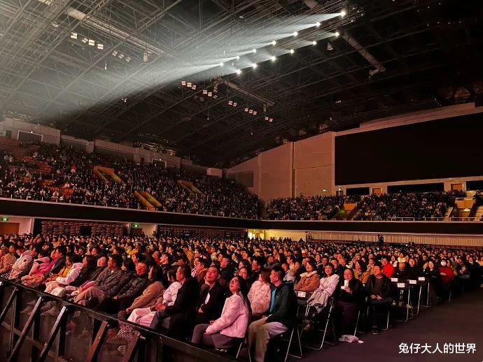 德云社苏州专场结束，6000人场馆座无虚席，张鹤伦不愧是德云社顶流