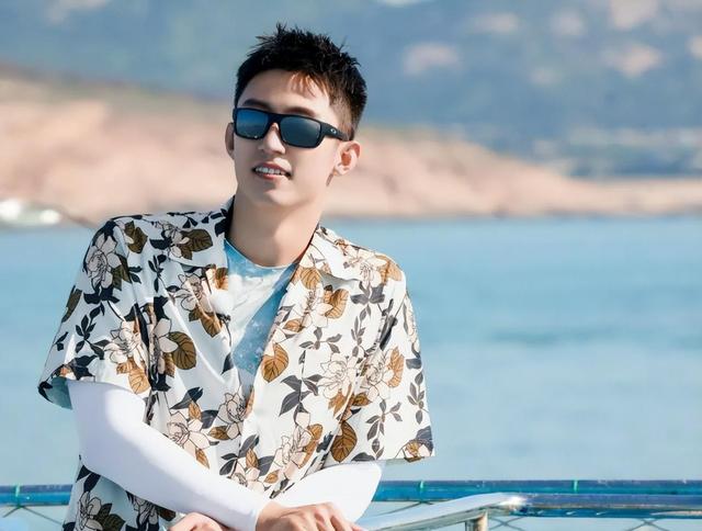 他16岁辍学打工,半路出道爆红,因在内娱“服兵役”,被央视点名