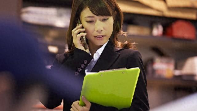 女员工被开除，打扫办公室离去，第二天接到老板神秘电话