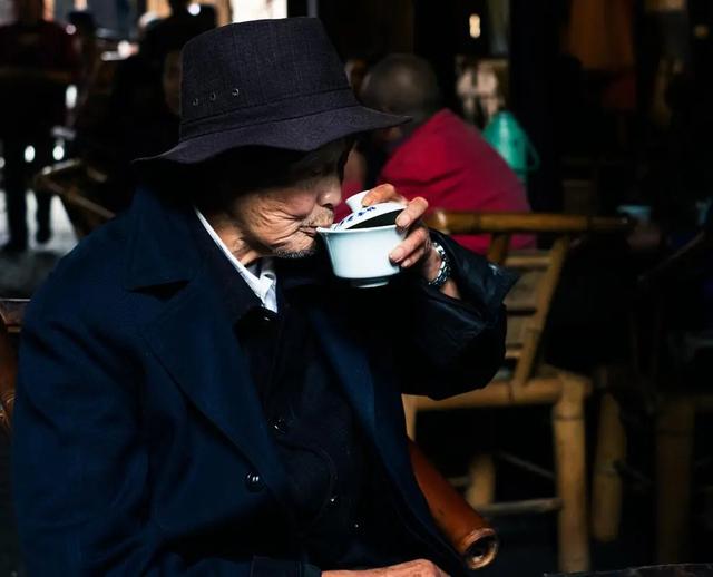 数名医生倡议：上了年纪，宁愿漱口不刷牙，早上也别干这3事