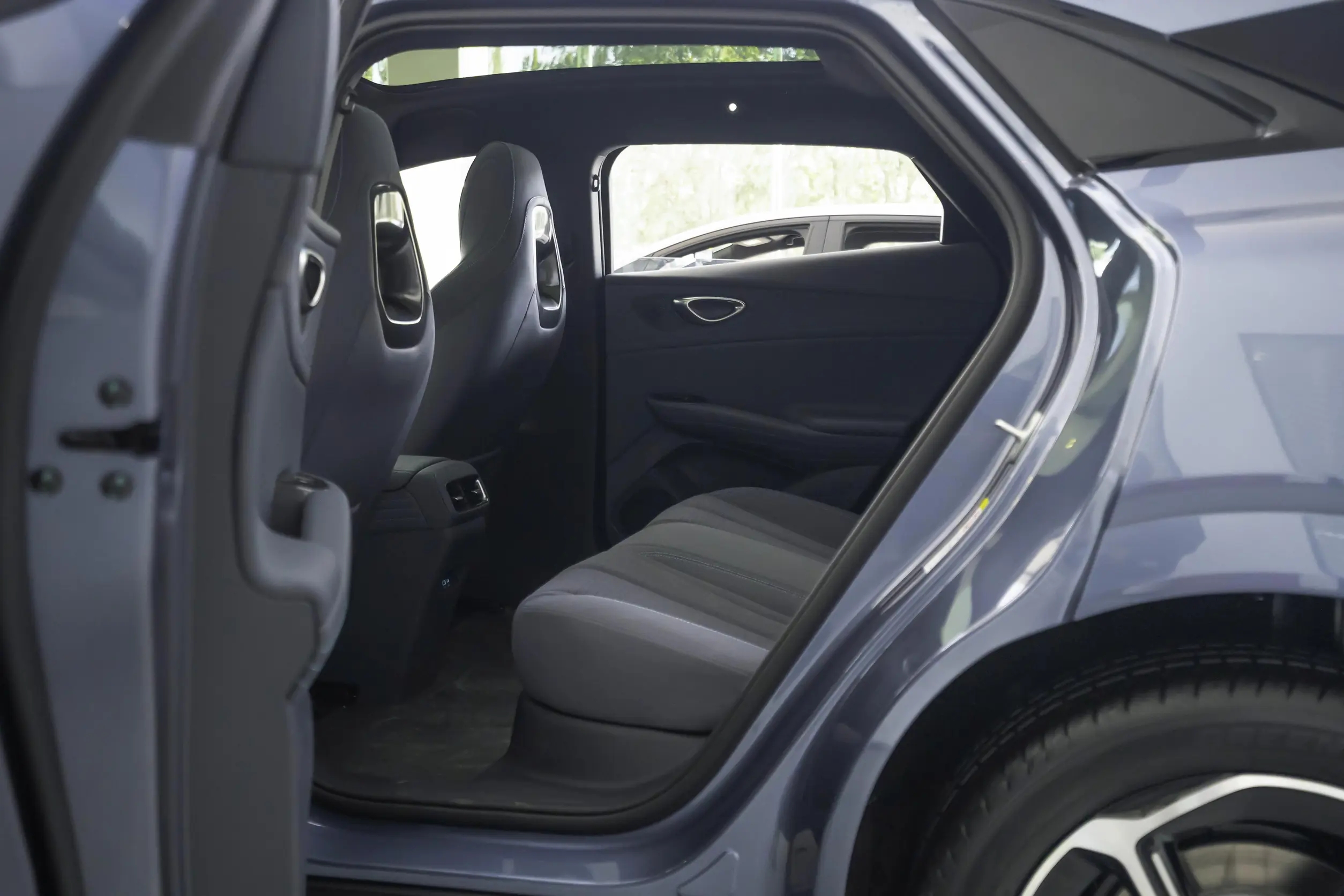 比亚迪造了台小钢炮！422马力破百4.9秒，起步13.68万，比思域帅