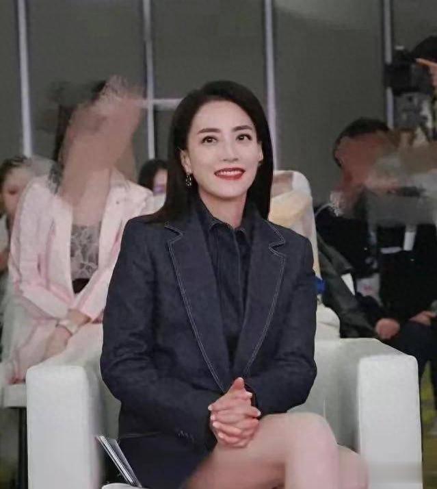 霍汶希的11岁女儿,亲生父亲已经露面,一家三口还拍了全家福