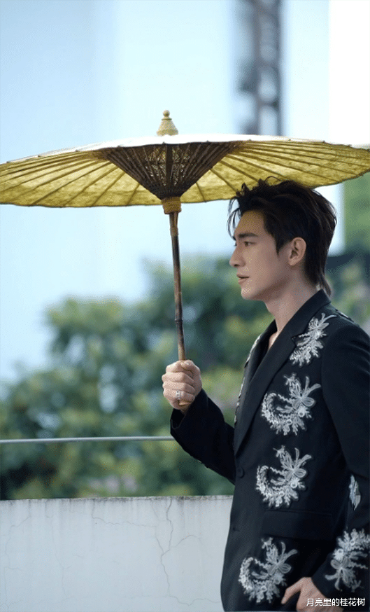 林更新亮相风起东方华服盛宴,两套造型首尾呼应,网友:贵气优雅