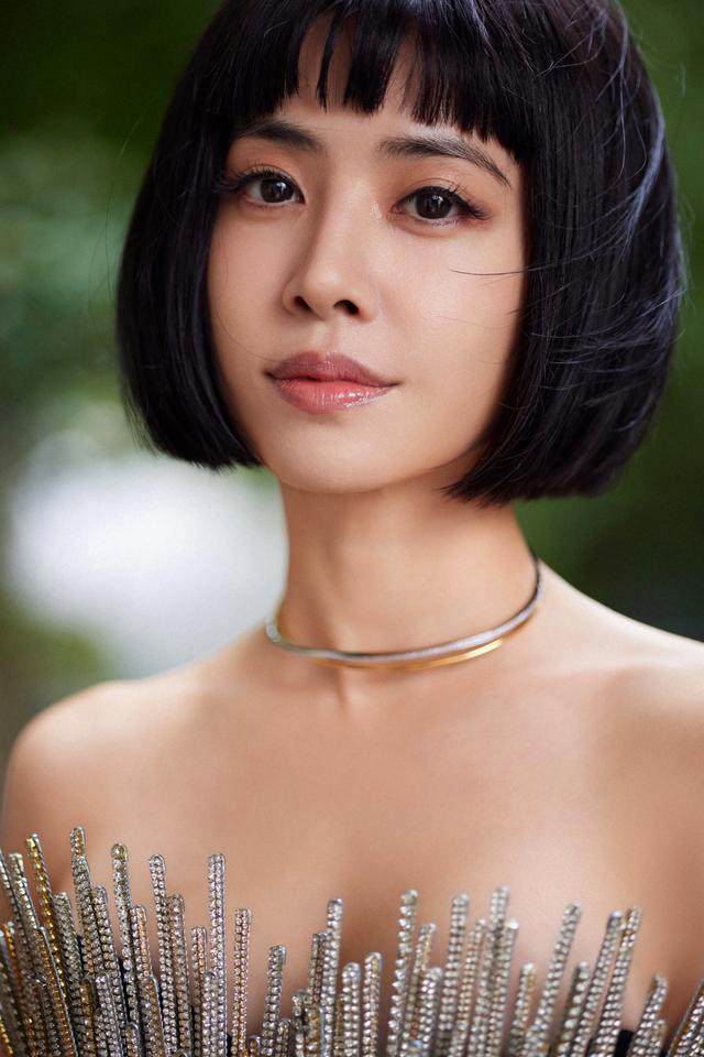 蔡依林星闪抹胸皮裙干练酷飒