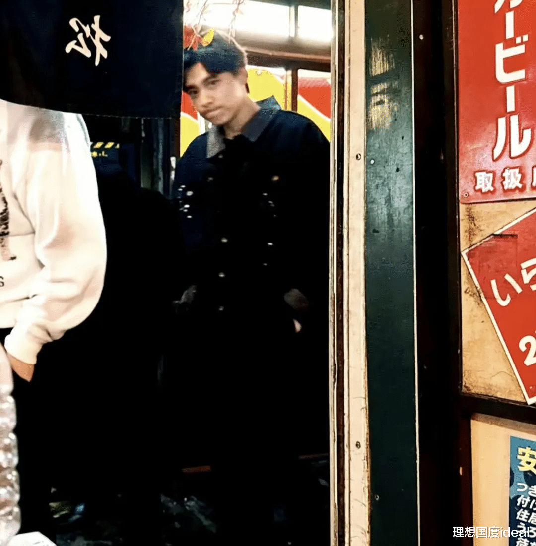 37岁李易峰北京看话剧被偶遇,穿黑皮衣颜值重回巅峰,复出之路指日可待