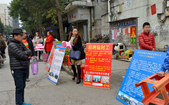 工厂打工妹连续加班，一个月工时450小时，到手工资以为看错了