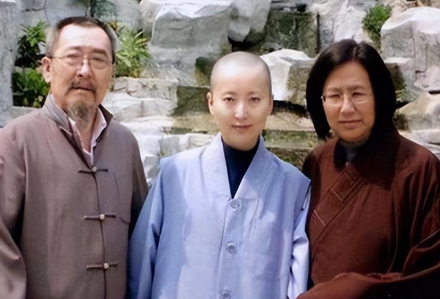 看了陈晓旭在香港宴会的照片,才明白林黛玉造型有多限制她的颜值