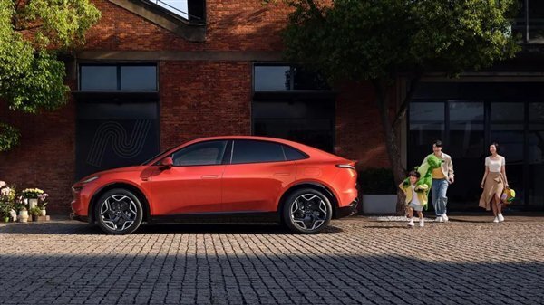 仅售20.69万！比特斯拉Model Y更大、更便宜、更省钱，还可换电