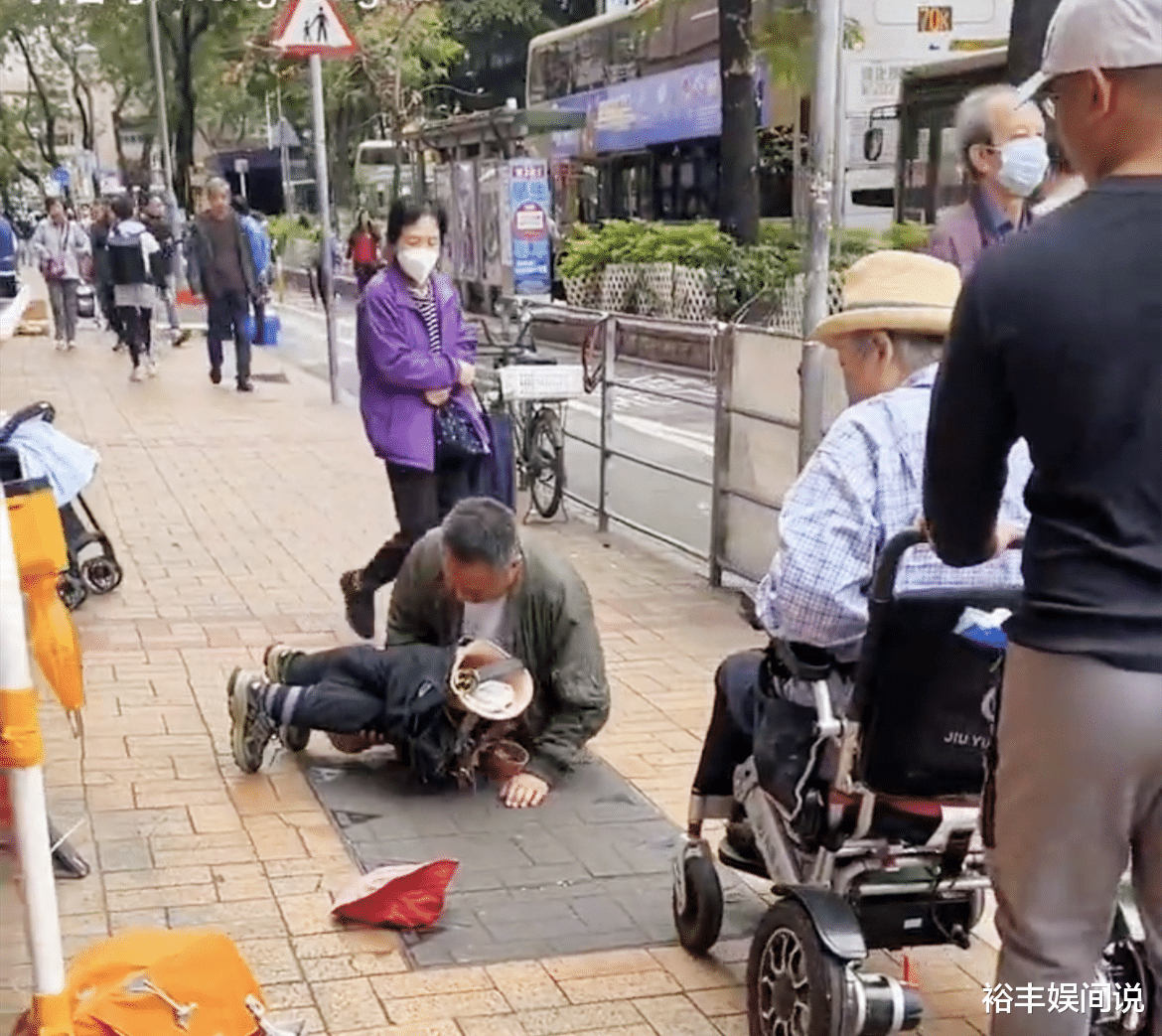 74岁洪金宝坐轮椅现身惹争议！拿500港币施舍乞丐，细节彰显爱心