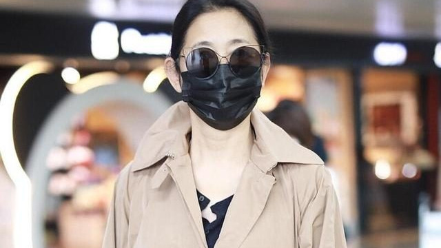 倪萍65岁瘦身变漂亮，走机场还穿风衣，穿出了中老年人的时尚感！