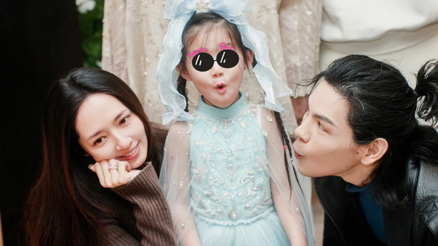 向佐晒全家福为郭碧婷庆生，女儿打扮漂亮牙齿白又整齐，美成焦点