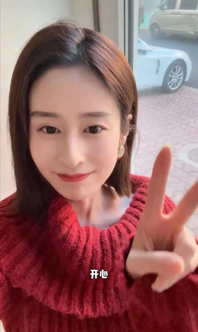 颖儿晒和梅婷一家聚餐,11岁快快神似梅婷,看全英文书籍还是学霸