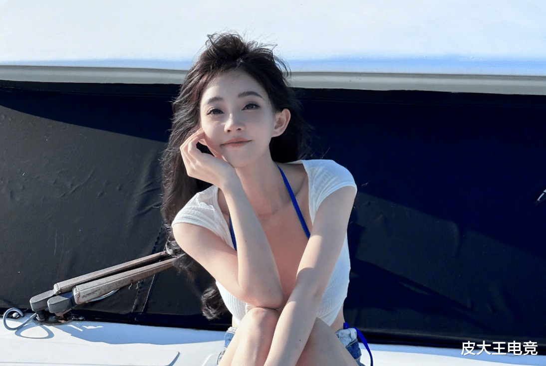 冯提莫晒三亚游玩照,身材丰满皮肤白皙,网友:一米五拍成一米八