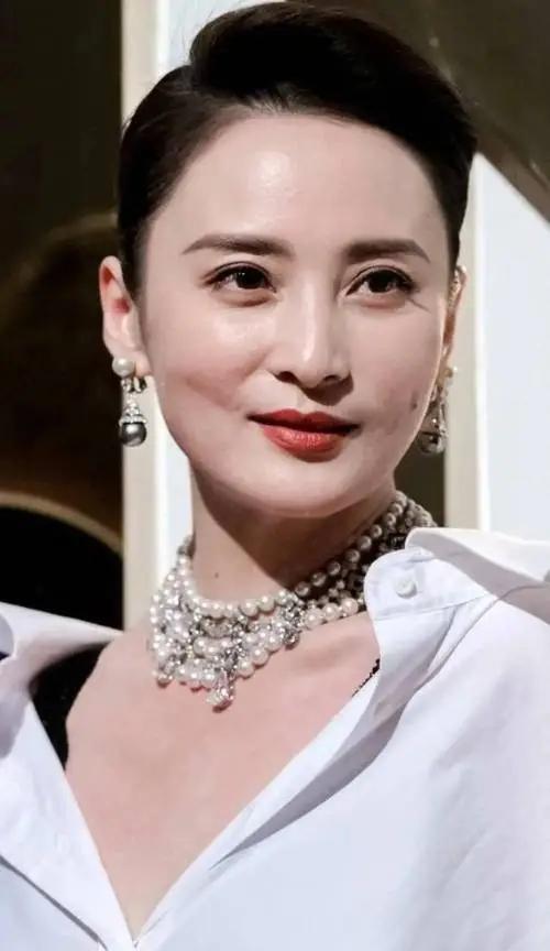 54岁陈建斌七夕国外游，休闲穿着被嘲满满老人味，蒋勤勤反被夸！