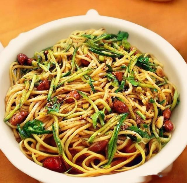 天热了就想吃碗酸辣凉拌面，清爽开胃又管饱