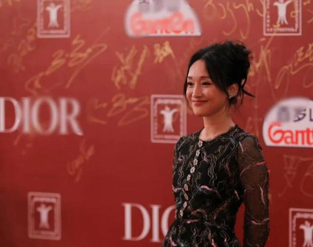 44岁董洁和49岁周迅同框,天然脸与医美脸区别,一目了然