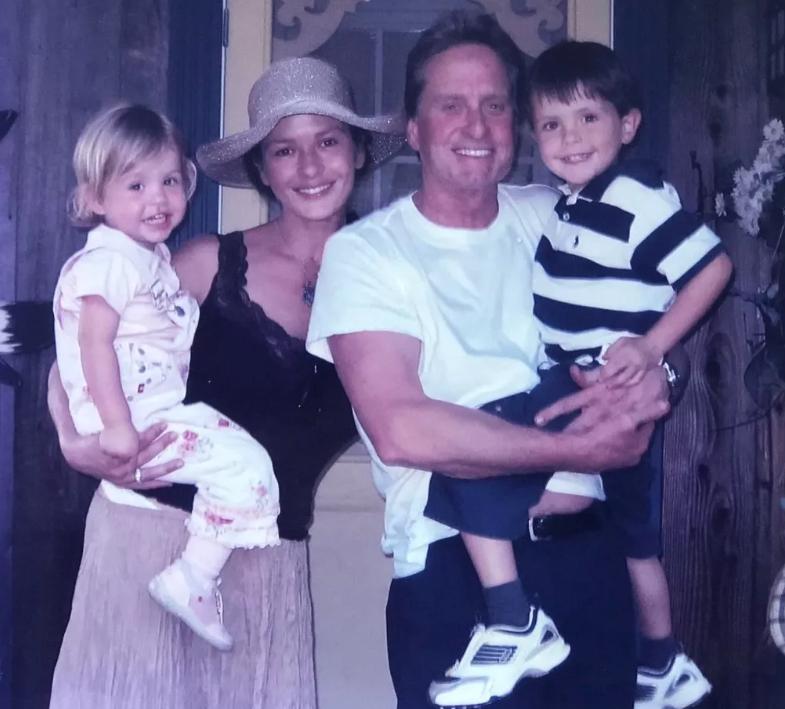 泽塔·琼斯被大25岁丈夫背叛数次,但拒不离婚,她到底图什么?