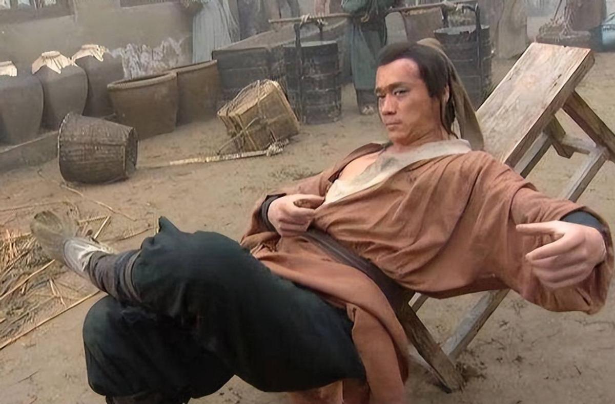 武松丁海峰：娶大自己2岁的初恋，妻子患癌后，为爱在美国砍柴