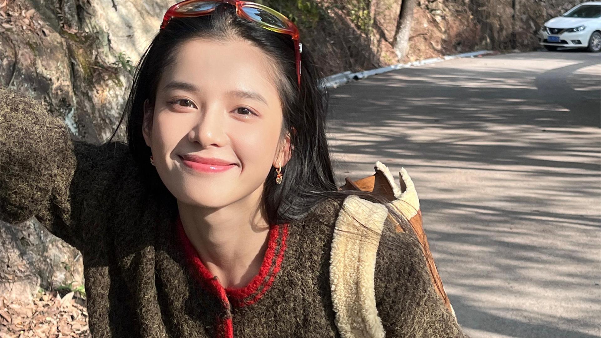 春游归来的张婧仪，笑靥如花，她究竟想表达什么？