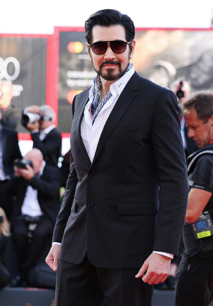 这一夜,63岁费翔秒了36岁朱一龙,才知道啥是身高带给男人的霸气