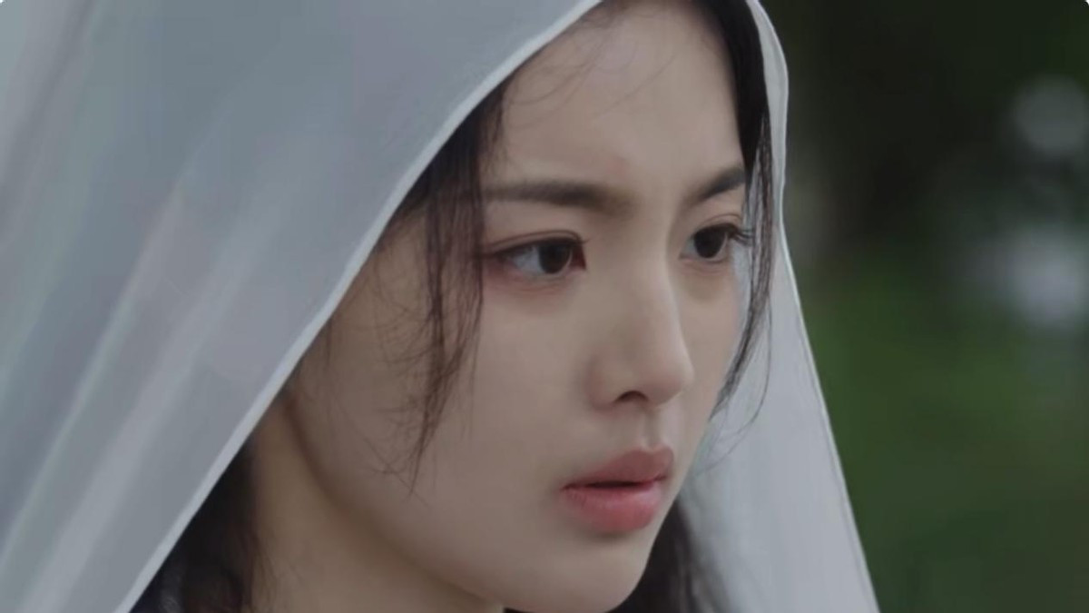 杨超越和“丫鬟”艾米同框对比：有些女演员是真不怕被“艳压”