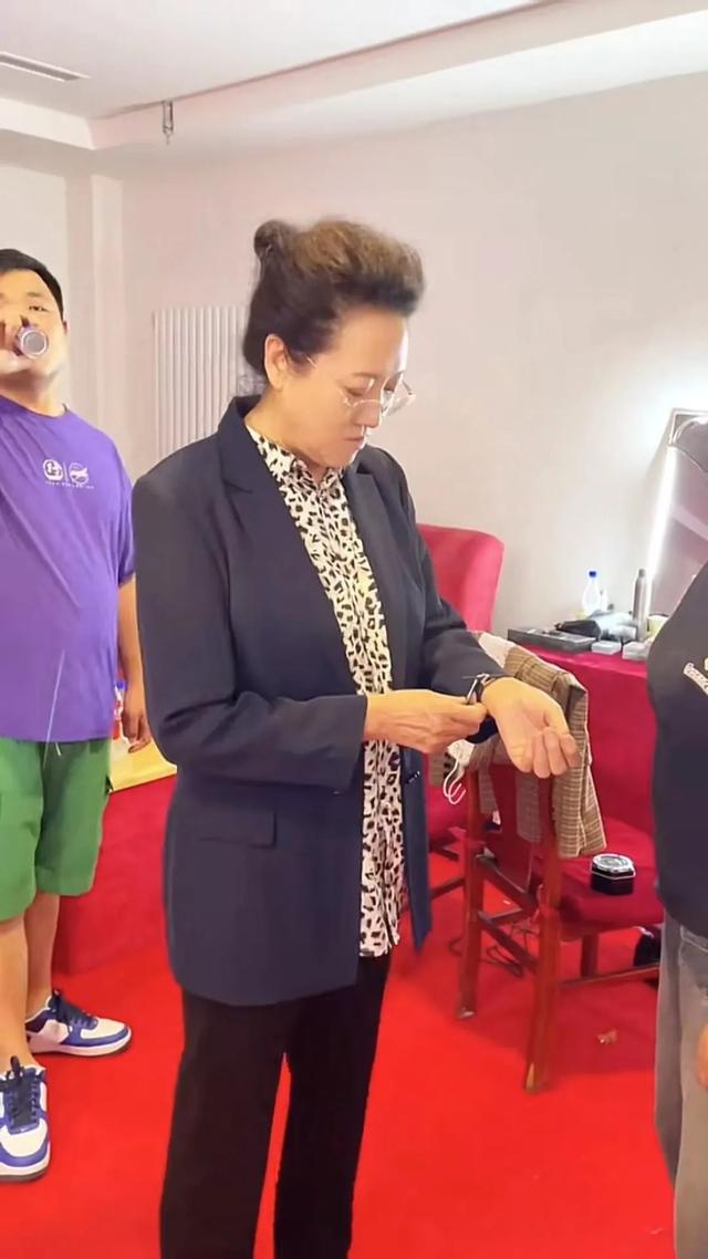 69岁王丽云晒旅游照,脸没修图像个农家奶奶,面相刻薄一脸苦味!