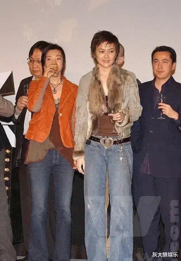 61岁关之琳罕见露面,走T台不敢认,当年骨相绝美,老了仍单身