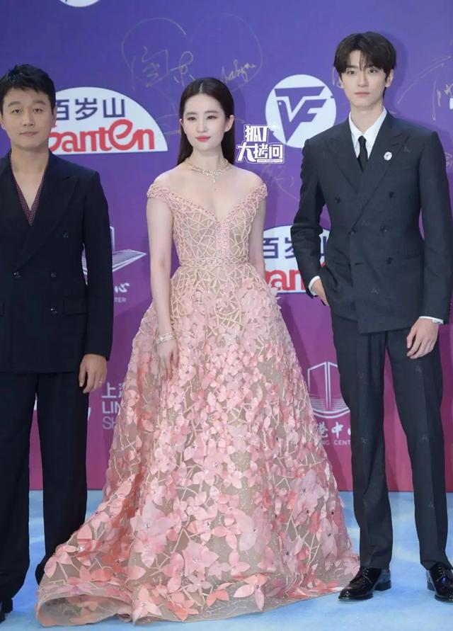 白玉兰这一夜，人情世故，江湖地位，在刘亦菲身上体现得淋漓尽致