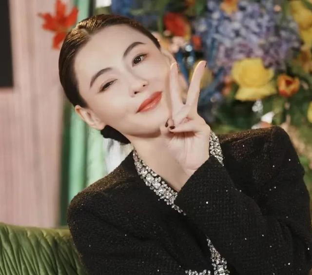 44岁张柏芝直播曝光！梳大光明贴头皮，轻奢穿出贵气