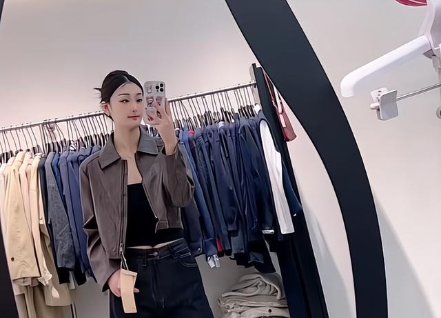 大衣哥两任儿媳对比：陈亚男商海浴血奋战，陈萌穿金戴银显优雅！