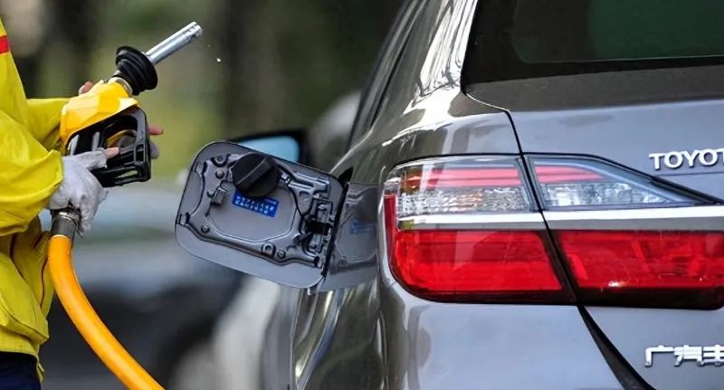 养一台10万的电车和10万的油车，费用差距有多大？车主讲出实情