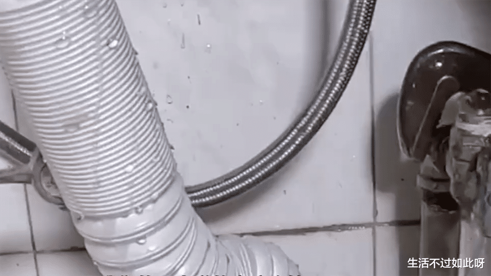 千万不要将滚烫的开水倒入下水道，别掉以轻心，等到吃亏就晚了!