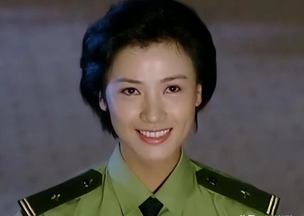 小时候觉得她老气,配不上陆毅,后来再没见过这么有气质的警花了