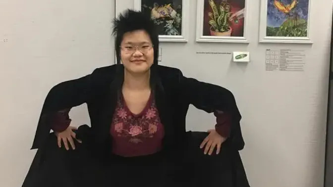 “毕福剑女儿”毕凌近照，身材壮硕，造型大胆前卫，网友：实在没眼看